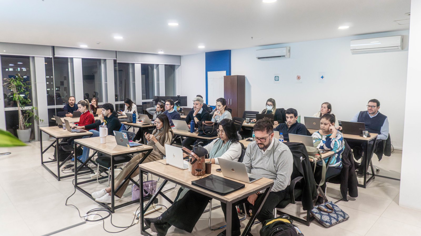 Un grupo de participantes trabajando durante un curso presencial de Insignia